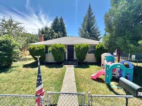 2012 Applegate Avenue, Klamath Falls, OR 97601