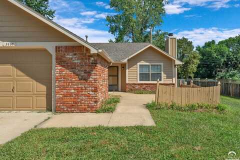 3900 Willshire Drive, Lawrence, KS 66049