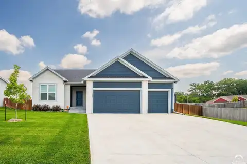 649 N Oakwood Lane, Tonganoxie, KS 66086