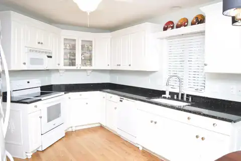 N21w24305 Cumberland Dr, Pewaukee, WI 53072