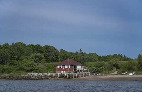 193 S Wharf Road, Brooksville, ME 04617