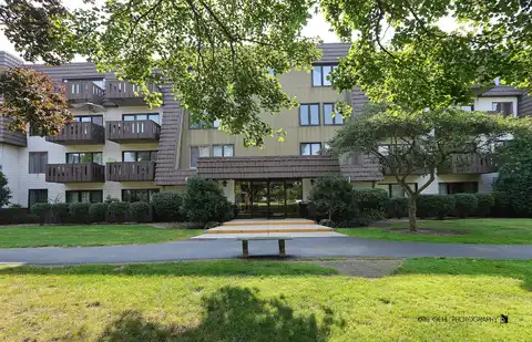 12900 W Heiden Circle, Lake Bluff, IL 60044