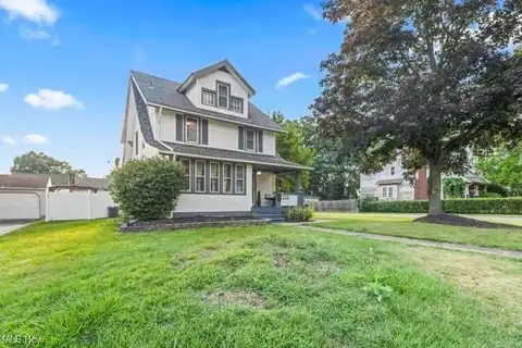 506 Oak Knoll Avenue SE, Warren, OH 44483