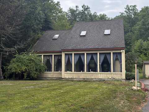 8 Grout Farm Road, Raymond, NH 03077