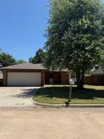 1004 Newport Avenue, Moore, OK 73160