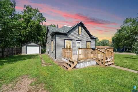 411 N 6th St, Beresford, SD 57004