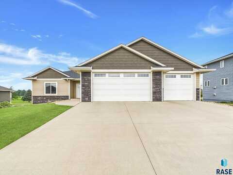 1011 Sandtrap Cir, Dell Rapids, SD 57022