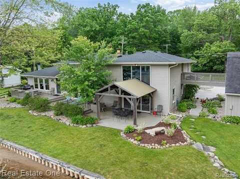 5370 Edgelake Drive, Pinckney, MI 48169