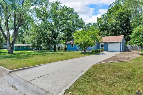 2033 SW James ST, Topeka, KS 66604