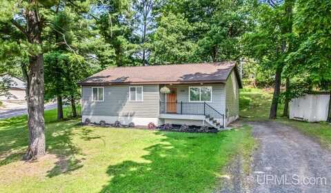 900 E H, Iron Mountain, MI 49801