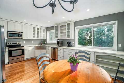 27 Crows Nest Lane, Danbury, CT 06810