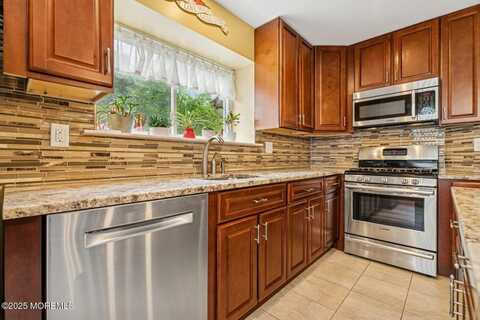 15 Kennedy Court, Middletown, NJ 07748