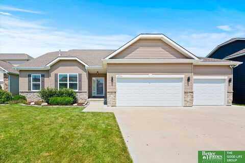 4704 Brook Circle, Papillion, NE 68133