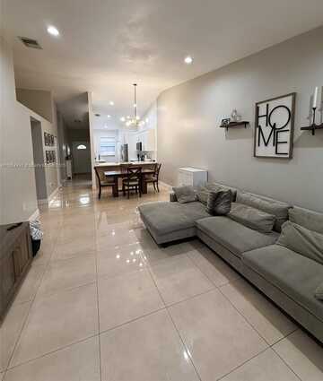 19231 NW 67th Pl, Hialeah, FL 33015