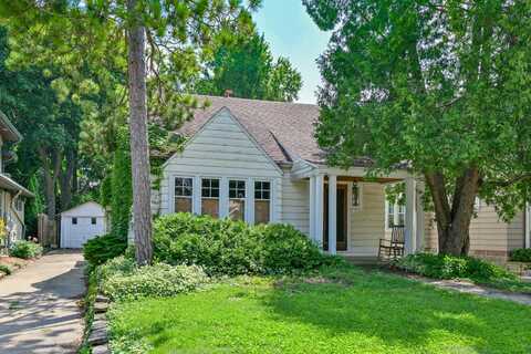 7939 Hillcrest Dr, Wauwatosa, WI 53213