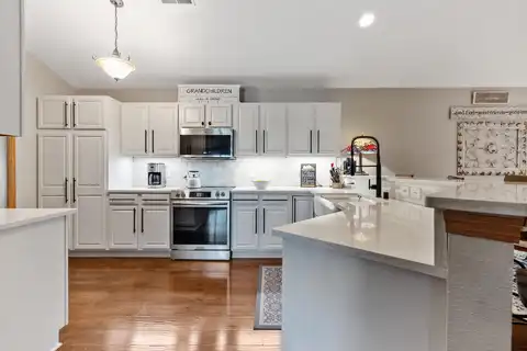 595 Grandview Ct, Pewaukee, WI 53072
