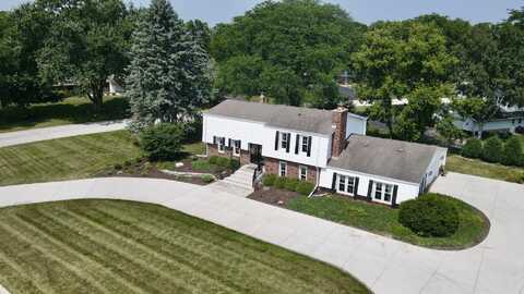 2550 Coach House Dr, Brookfield, WI 53045