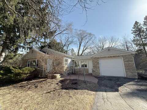 8424 N Fox Croft Ln, Fox Point, WI 53217