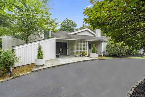 2 Bristol Drive, Woodbury, NY 11797