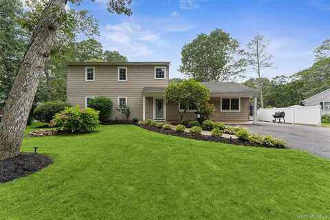 28 Trainor Ave, Center Moriches, NY 11934