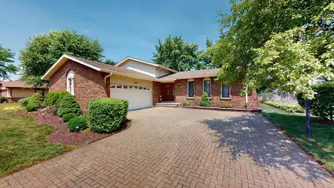 1608 E Crabtree Drive, Arlington Heights, IL 60004