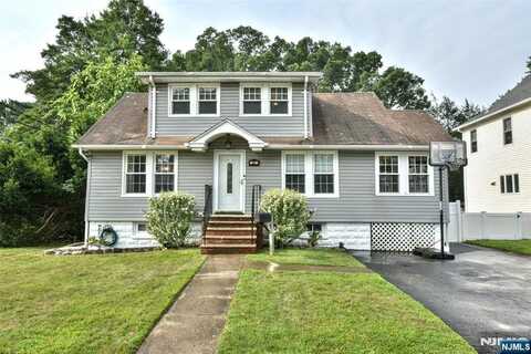 32 Bergen Avenue, Waldwick, NJ 07463