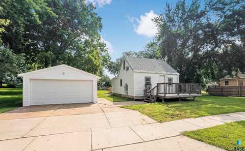 312 S 1st Ave, Brandon, SD 57005