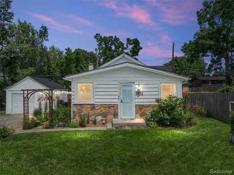 3932 Oak Knoll Road, Waterford, MI 48328