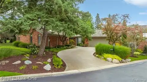 3932 Maple Hill Street E, West Bloomfield, MI 48323