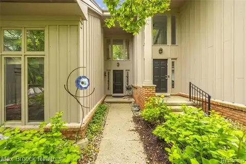 4933 Woodcliff Hill Road N, West Bloomfield, MI 48323