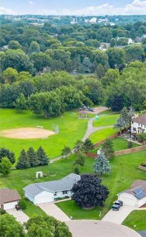 2387 Snowshoe Court E, Maplewood, MN 55119