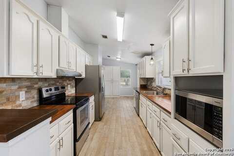 3079 Rakowitz, Adkins, TX 78101
