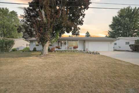 2923 Thunderbird, Bay City, MI 48706