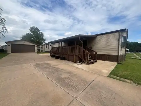 1404 E Idlewild Dr, Wichita, KS 67216