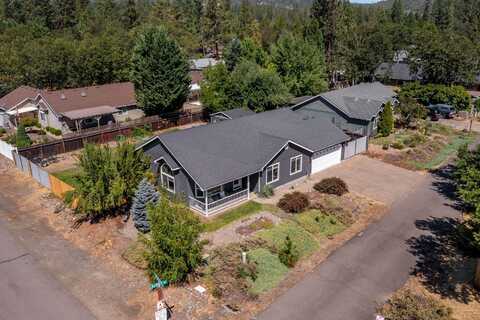 585 Alpine - Street, Shady Cove, OR 97539