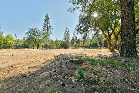 8448 E Evans Creek Road, Rogue River, OR 97537