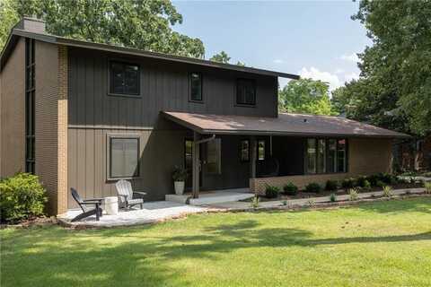 884 N Shrewsbury LN, Fayetteville, AR 72701