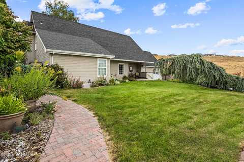 408 S 10th St, Selah, WA 98942