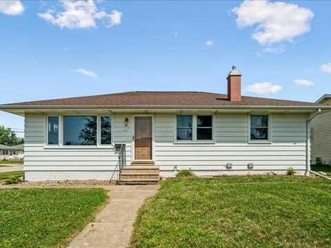 425 28th Street NW, Cedar Rapids, IA 52405