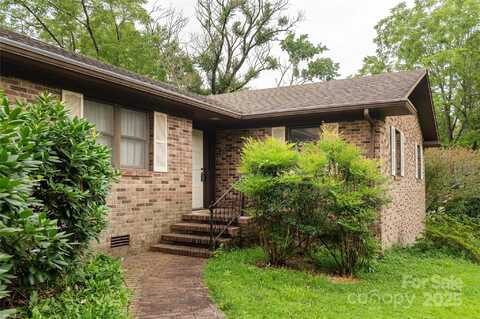 27 Country Road, Hendersonville, NC 28791