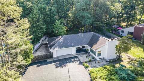 4417 Lake Forest Drive, Kalamazoo, MI 49008