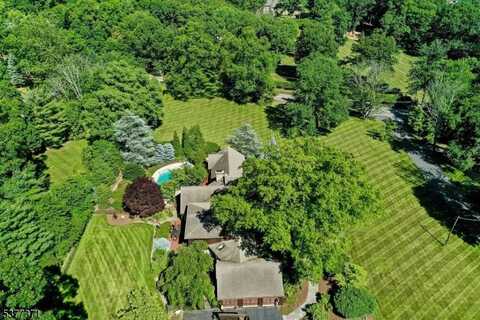33 Woodfield Ln, Saddle River, NJ 07458