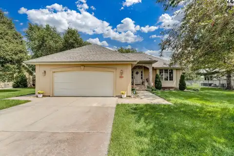 1824 Seville Dr, Hutchinson, KS 67502