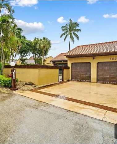 20305 NE 10th Ct, Miami, FL 33179