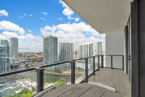 68 SE 6th St, Miami, FL 33131