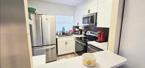 9480 Sunrise Lakes Blvd, Sunrise, FL 33322