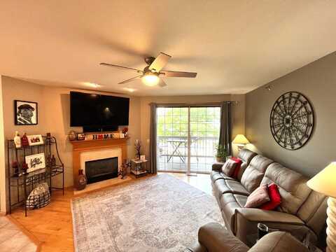 9215 S 51st St, Franklin, WI 53132