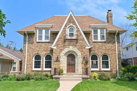 8924 Jackson Park Blvd, Wauwatosa, WI 53226