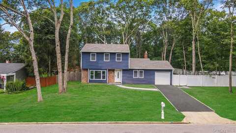 15 Bellaire Drive, Ridge, NY 11961