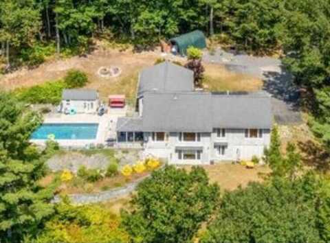 28 Oakledge Hills Road, Raymond, ME 04071